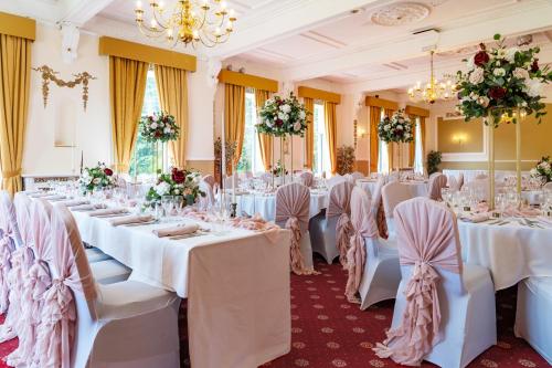 Ein Restaurant oder anderes Speiselokal in der Unterkunft The Craiglands Hotel Sure Hotel Collection by Best Western 