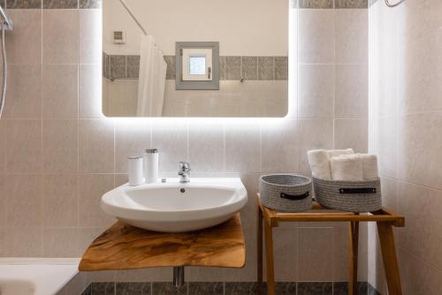 un baño con lavabo y espejo en 37 2 Heaven, en Naxos Chora