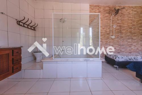 a bathroom with a tub and a toilet in a room at Casa com piscina em Buritama in Buritama