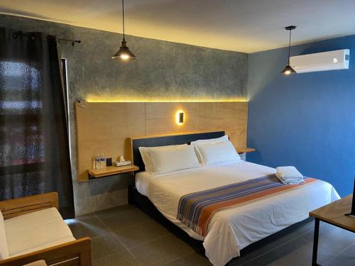 a bedroom with a large bed in a room at Hotel Aeropuerto Tuxtla Gutierrez Ernesto Garcia in Chiapa de Corzo