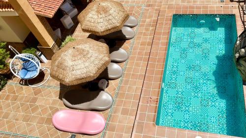 an overhead view of a swimming pool with umbrellas at Hotel El Curro in Burunchel