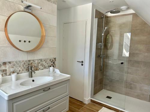 a bathroom with a sink and a shower at Appartement près de la mer in Larmor-Plage