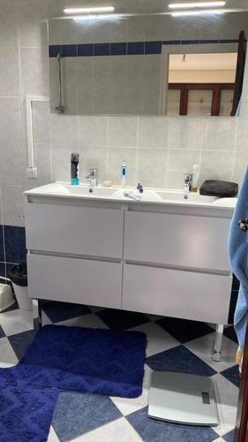 une salle de bain avec un lavabo blanc et un miroir dans l'établissement Perfect place for a holiday !, à Prévessin-Moëns