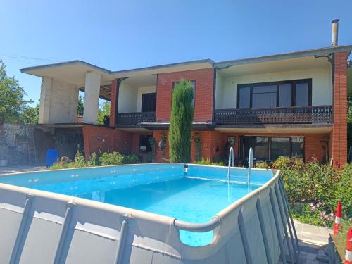 Bazén v ubytování Retro House nebo v jeho okolí