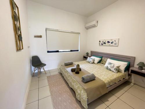 a bedroom with a bed and a white wall at SG5 l Le Turquoise - second line Beachfront in Cap Malheureux