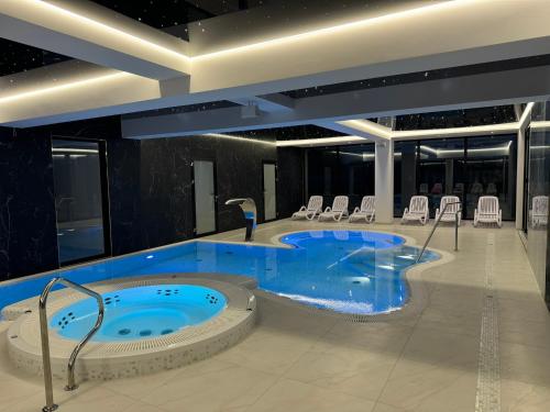 Bazén v ubytování Villa Posh All Suites Hotel & SPA nebo v jeho okolí