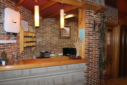 a brick wall with a bar in a restaurant at Hotel San Roque in Reinosa