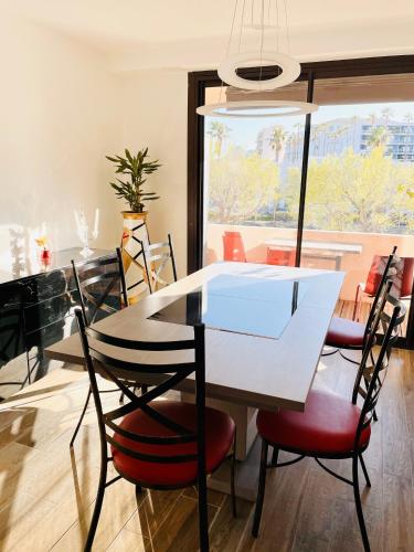 une salle à manger avec une table et des chaises blanches dans l'établissement Appartement F3 Bastia neuf spatieux, à Toga