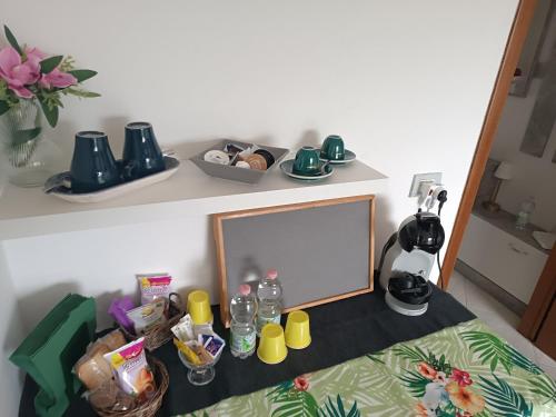 lustro siedzące na stole w pokoju w obiekcie In Casa ZoE w mieście Venaria Reale