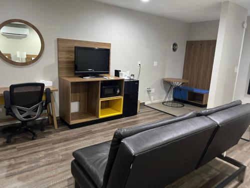 ein Wohnzimmer mit Sofa und Fernseher in der Unterkunft Days Inn by Wyndham El Centro in El Centro