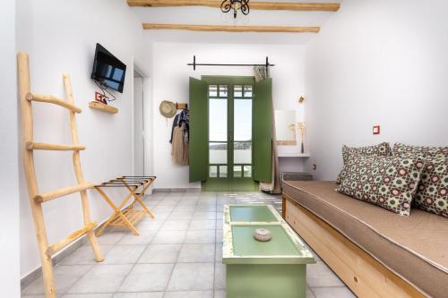 Televízia a/alebo spoločenská miestnosť v ubytovaní Ailouros summer hotel