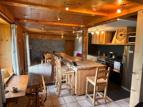 une cuisine avec une table et quelques chaises dans l'établissement Appartement Chamonix, à Chamonix-Mont-Blanc