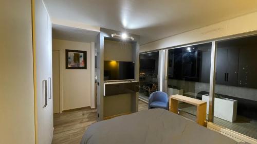 Cette chambre comprend un lit, une table et une cuisine. dans l'établissement PARIS Esplanade 1029, à Courbevoie