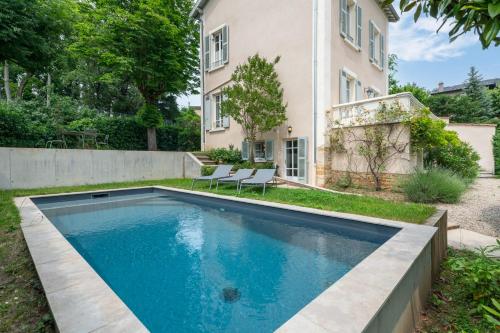une piscine dans la cour d'une maison dans l'établissement Maison Bérangère - Welkeys, à Écully