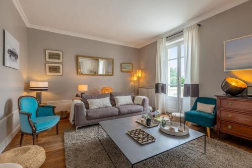 - un salon avec un canapé et des fauteuils bleus dans l'établissement Maison Bérangère - Welkeys, à Écully