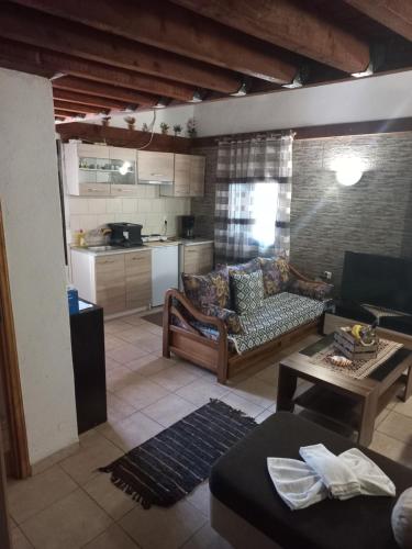 Una sala de estar con un sofá y una cocina. en seaView, en Agia Paraskevi