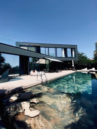 Villa Vigo - The Monolith Drop