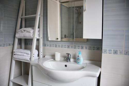 a bathroom with a sink and a mirror at Ca' Da Marghe - San Terenzo in San Terenzo