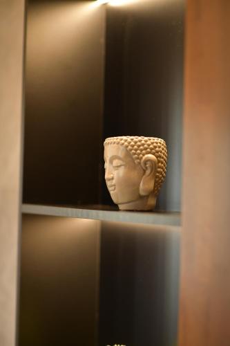a bust of a head sitting on a shelf at White Pearl Villa in Široka