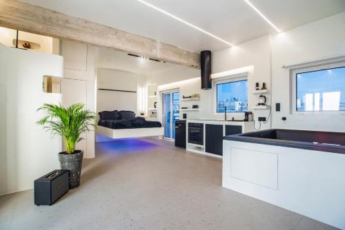 Athenian Noir Blanc Penthouse - Breathtaking view - City Center