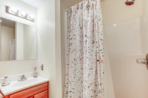 Ένα μπάνιο στο Cabin with Deck and Screened-In Porch in New Market!