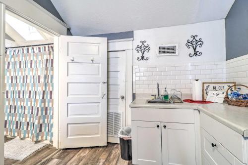 Ένα μπάνιο στο Historic Jacksonville Retreat about 2 Mi to Downtown!