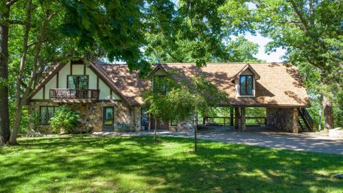 Zahrada ubytování Large Lake Tudor Home, Dock, 3 acres, walk to Bagnell Dam , 1 MM