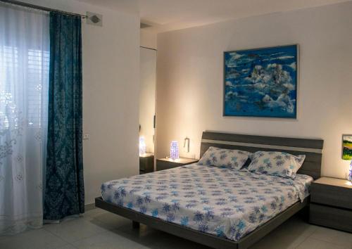 a bedroom with a bed and a painting on the wall at Villa Balluta in St Julian's
