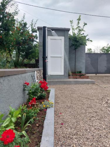 莫斯塔尔Portofino Guest House Blagaj的白色门和花房