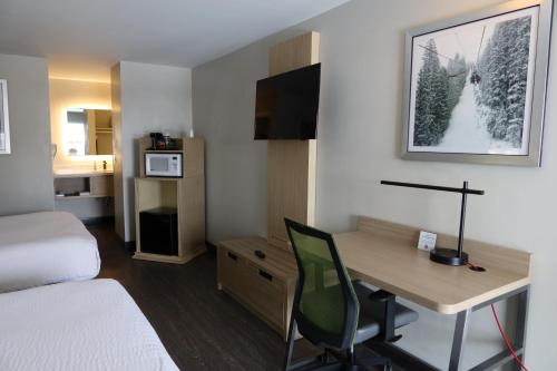 Postel nebo postele na pokoji v ubytování GreenTree Inn Flagstaff
