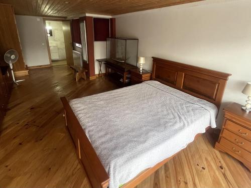 a bedroom with a large bed and a wooden floor at 1 bed House - Sleeps 4 - Balcony - Mtn View in Coja
