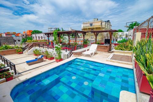 una piscina en la azotea de un edificio en Casa Castilla, en Santa Marta