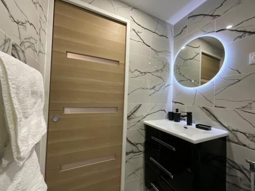 une salle de bain avec un lavabo et un miroir dans l'établissement KS Paris studio appart near station Gare du Nord and gare de l Est, à Paris