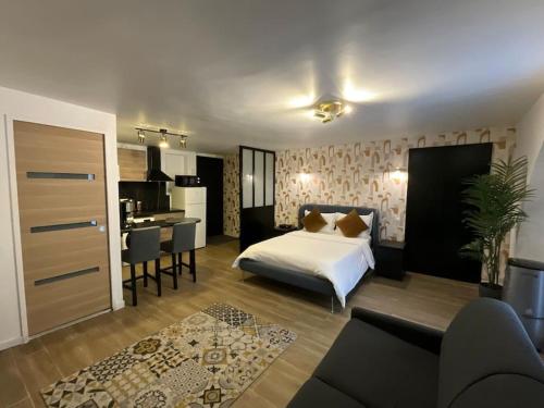 une chambre avec un lit et une cuisine avec une table dans l'établissement KS Paris studio appart near station Gare du Nord and gare de l Est, à Paris