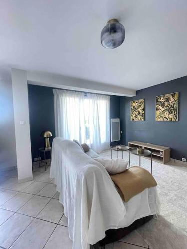 a bedroom with a bed with a white blanket on it at Le Priest - Calme, hopital nord, fac de médecine in Saint-Priest-en-Jarez