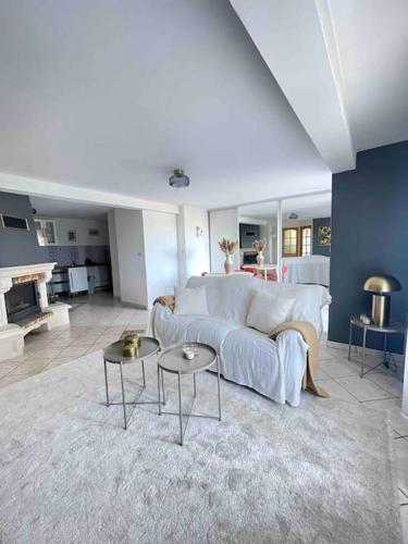 - un salon avec un canapé blanc et 2 tables dans l'établissement Le Priest - Calme, hopital nord, fac de médecine, à Saint-Priest-en-Jarez