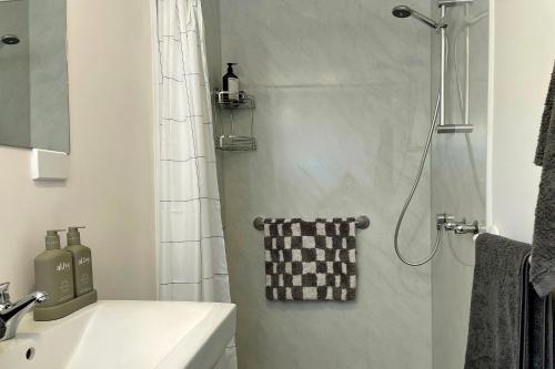 Bathroom sa The Jetty Hut - Lake Frontage Barmera Riverland