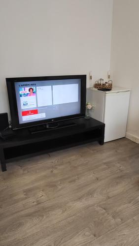 Il comprend un salon doté d'une télévision à écran plat. dans l'établissement Apparemment parisien, à Paris