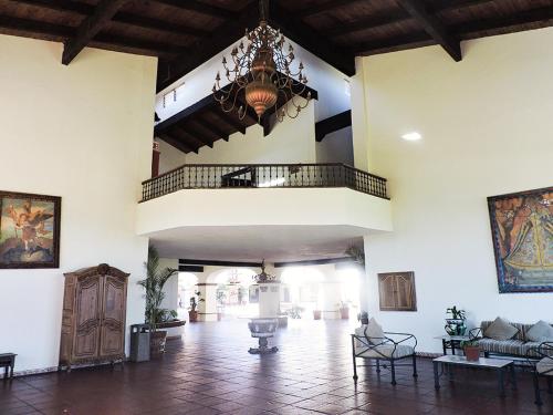 a large living room with a chandelier in a building at Hacienda Bajamar in Sonorabampo