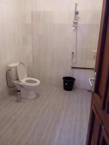 コトヌーにあるMagnifique F3 Proche Aéroport et Plage Fidjrossè Cotonouのトイレとシャワー付きのバスルーム