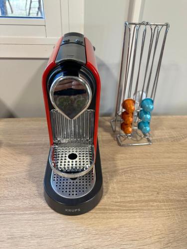 un grille-pain rouge et noir assis sur une table dans l'établissement Bungalow GOLOSINA, à Torrelaguna