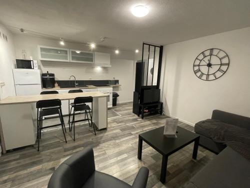 une chambre avec une cuisine et un salon avec une table dans l'établissement La Cardonille appartement avec patio, à Montpellier