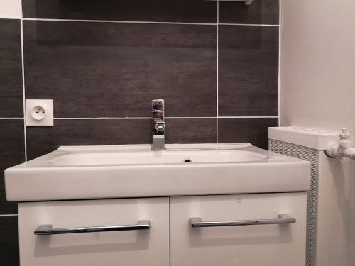 une salle de bain avec un lavabo blanc et un miroir dans l'établissement Superbe studio at 20 mins from Champs Elysées av, à Asnières-sur-Seine