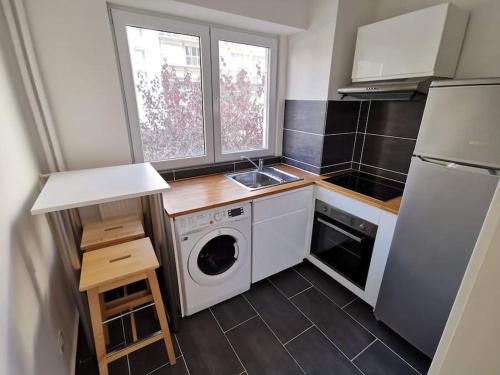 une petite cuisine avec une machine à laver et un évier dans l'établissement Superbe studio at 20 mins from Champs Elysées av, à Asnières-sur-Seine