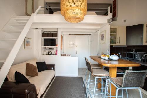 Il comprend un salon et une cuisine avec une mezzanine. dans l'établissement L'Intimate Sahara - Piscine - Tennis - Clim, au Cap d'Agde