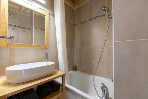 Un baño con lavabo y ducha en L'Intimate Sahara - Piscine - Tennis - Clim, en Cap d'Agde