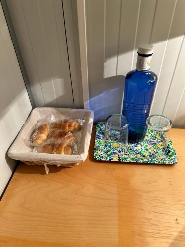 - une bouteille d'eau et deux verres sur une table dans l'établissement Bungalow GOLOSINA, à Torrelaguna