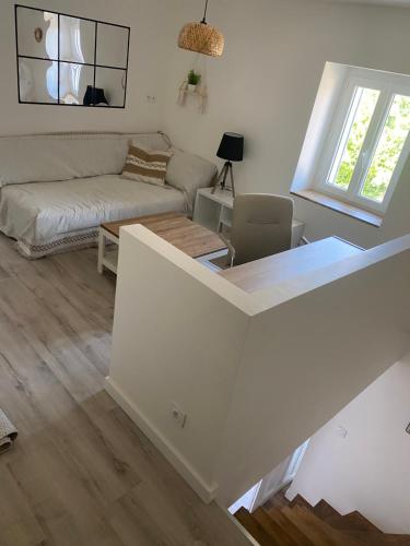 un salon avec un canapé et une table dans l'établissement Maison de village entre lac et montagne, à La Motte-Servolex