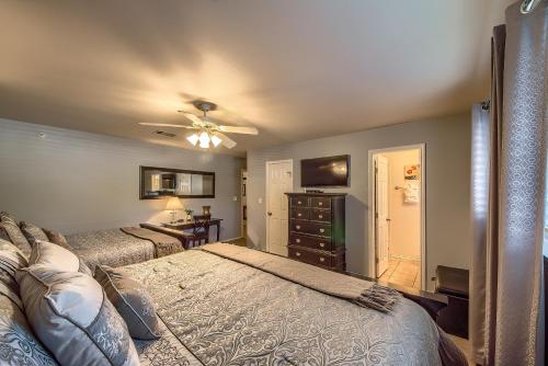 ein Schlafzimmer mit zwei Betten und einem Deckenventilator in der Unterkunft WW i102 Restful River Retreat in New Braunfels