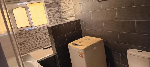 a small bathroom with a toilet and a shower at Casa Familiar "Chiqui" in Cochabamba